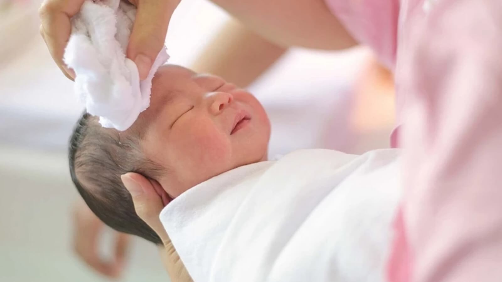 Massage tắm bé chuẩn y khoa mang lại nhiều lợi ích bất ngờ cho bé